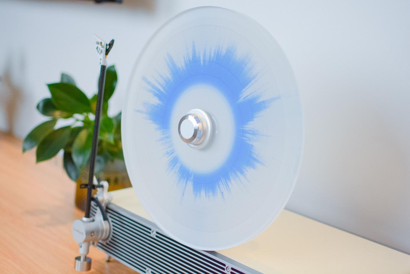 Are vinyl record players really worth collecting? With an outstanding appearance and top-notch sound quality: A review of the Cool Geek Vinyl Record Player